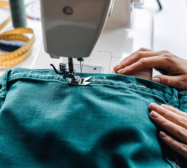 retouches couture sur un pantalon
